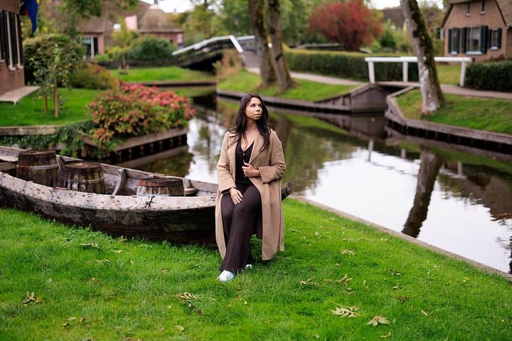 Giethoorn Dream Photoshoot: Private 60-Min Canal Portrait Session photo 1