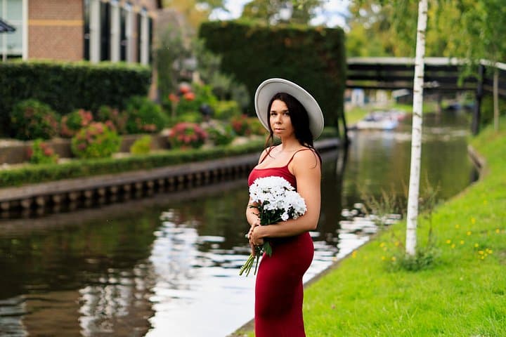 Giethoorn Dream Photoshoot: Private 60-Min Canal Portrait Session photo 3