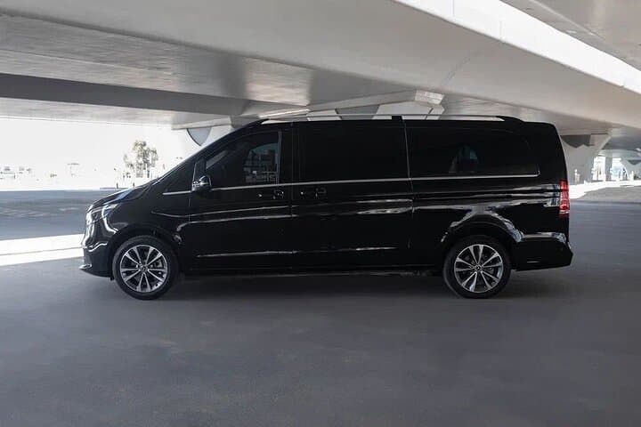 Luxury Dubai Airport Transfer in a Mercedes-Benz V-Class photo 3