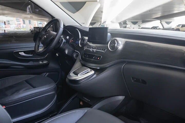 Luxury Dubai Airport Transfer in a Mercedes-Benz V-Class photo 5