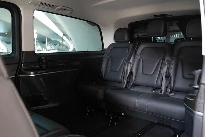Luxury Dubai Airport Transfer in a Mercedes-Benz V-Class photo 6