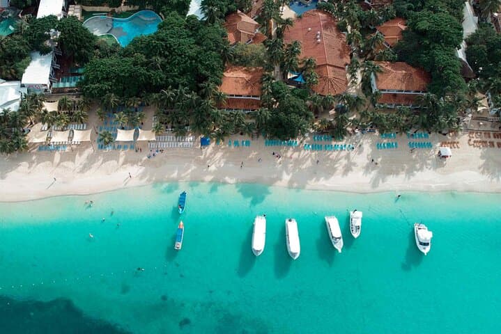 Roatán Private Tour: Sloth & Monkey Sanctuary with West Bay Beach Day Pass photo 2