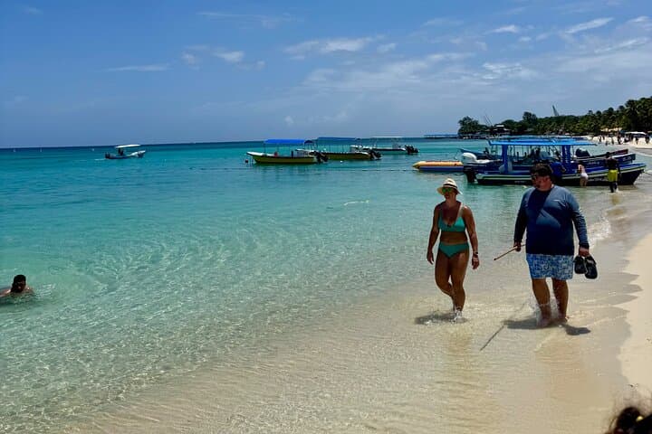 Roatán Private Tour: Sloth & Monkey Sanctuary with West Bay Beach Day Pass photo 6