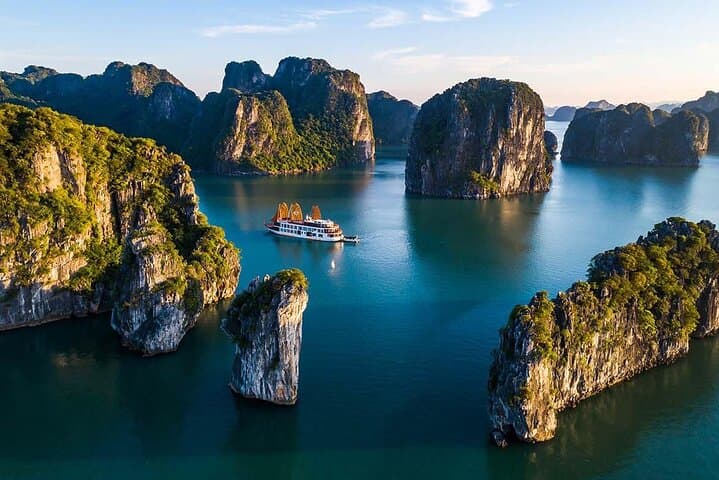 2-Day Luxury Cruise in Bai Tu Long Bay: Kayak, Cave & Cooking Class