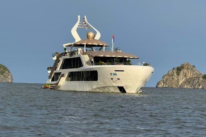 Luxury Lan Ha Bay Day Cruise from Hanoi to Cat Ba photo 4