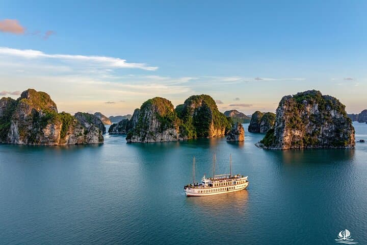 2-Day Treasure Junk Cruise from Hanoi to Bai Tu Long Bay