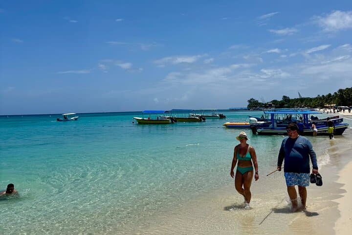 West Bay Beach Day Pass in Roatán — Private Transport to Henry Morgan Resort photo 3