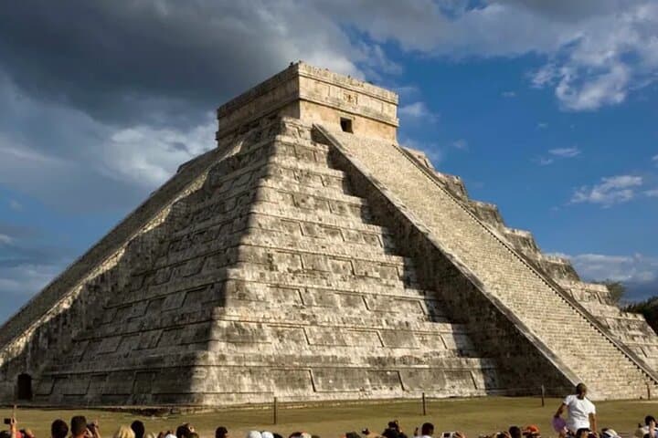 Explore Chichén Itzá and Swim Tsukan Cenote: Private Day Tour from Mérida