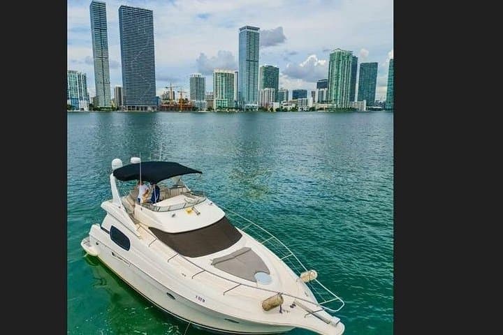 Luxury Yacht Charter in Miami: Biscayne Bay Private Cruise & Sunset Tour photo 2
