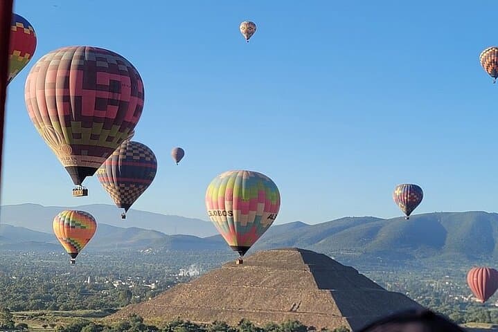 Sunrise Hot Air Balloon Over Teotihuacan: Flight, Breakfast & Ruins Tour photo 3