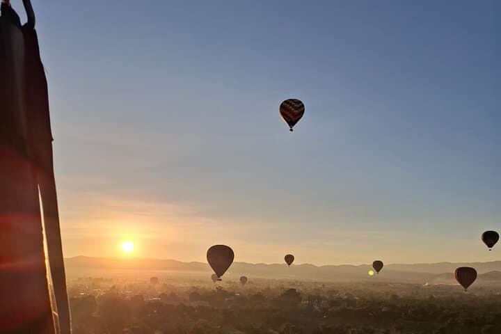 Sunrise Hot Air Balloon Over Teotihuacan: Flight, Breakfast & Ruins Tour photo 4