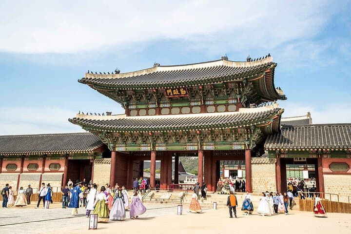 One-Day Seoul Cultural Walk: Gyeongbokgung, Bukchon & Gwangjang Market photo 4
