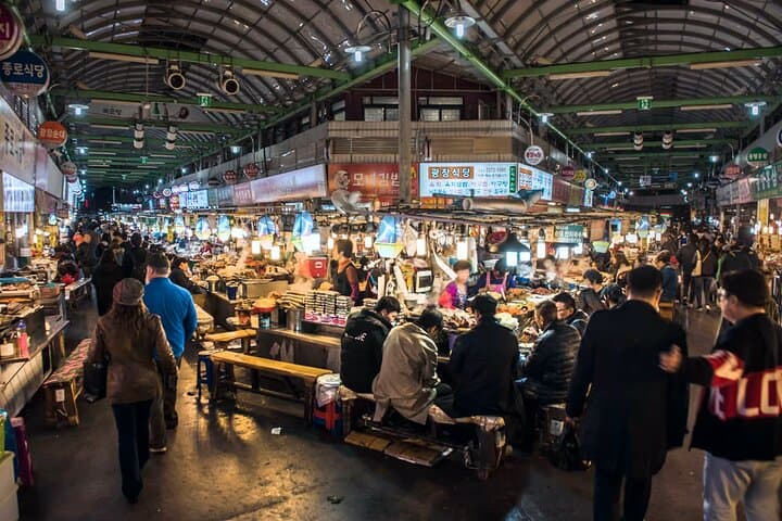 Seoul Night Market and Han River Cruise: Yeouido Evening Food & River Tour photo 4