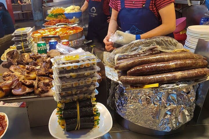 Seoul Night Market and Han River Cruise: Yeouido Evening Food & River Tour photo 2