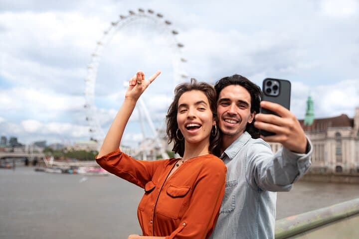 Soaring Above the Thames: London Eye Champagne Experience photo 5