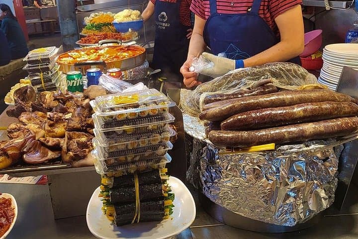 Seoul Night Food Walking Tour: Gwangjang Market, Naksan & Eungbongsan Views photo 2