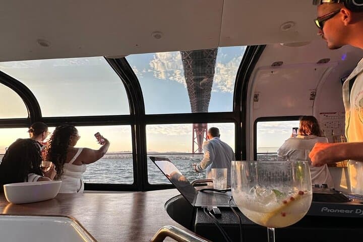 Lisbon Sunset DJ Party Cruise: Luxury Boat, Pizza & Open Bar on the Tagus photo 4