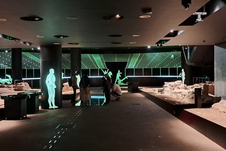 London's Secret Roman Past: Hidden Ruins Walking Tour photo 4