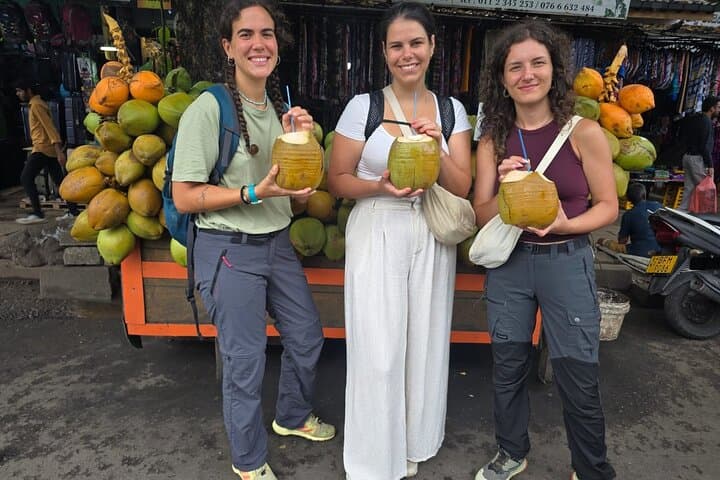 Colombo Tuk Tuk Heritage Tour: Temples, Colonial Landmarks & Tea Tastes photo 2
