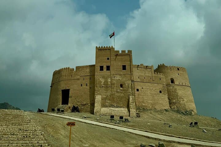 Fujairah & Khorfakkan Day Tour: Forts, Wadis, Al Rafisah Dam & Friday Market