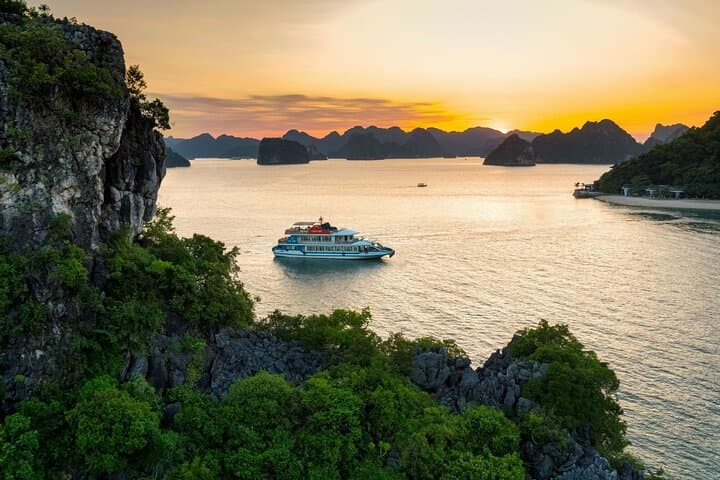 Luxury Ha Long Bay One-Day 5-Star Cruise with Limousine Transfer from Hanoi photo 3