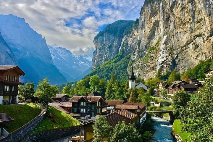 Day Trip from Zurich to the Swiss Alps: Lauterbrunnen, Beatus Caves & Grindelwald