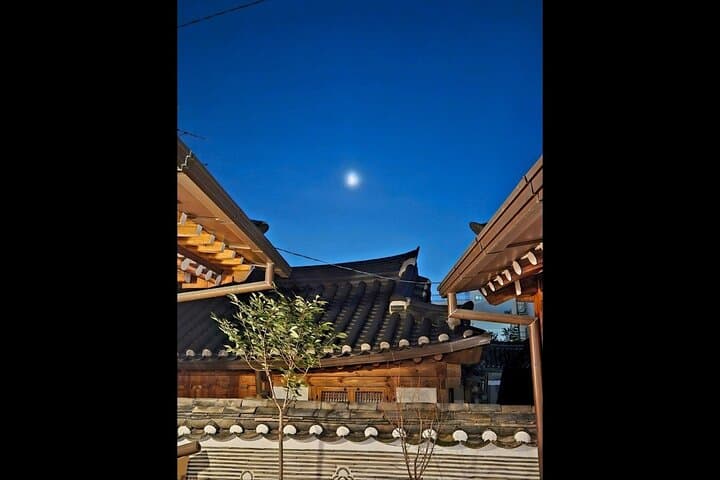 Hanok Dinner and Seoul Nightlife Walk: Bukchon to Ikseon-dong in One Evening photo 2