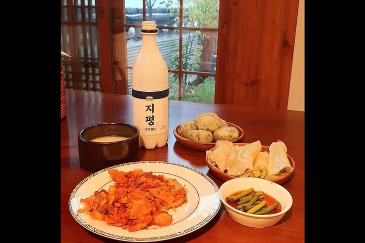 Hanok Dinner and Seoul Nightlife Walk: Bukchon to Ikseon-dong in One Evening photo 3