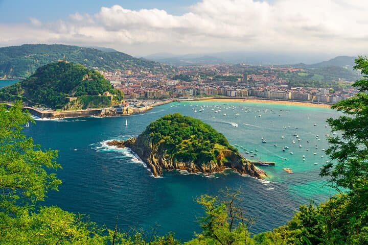 Bordeaux to San Sebastian Private Transfer with 2-Hour Hendaye Stop