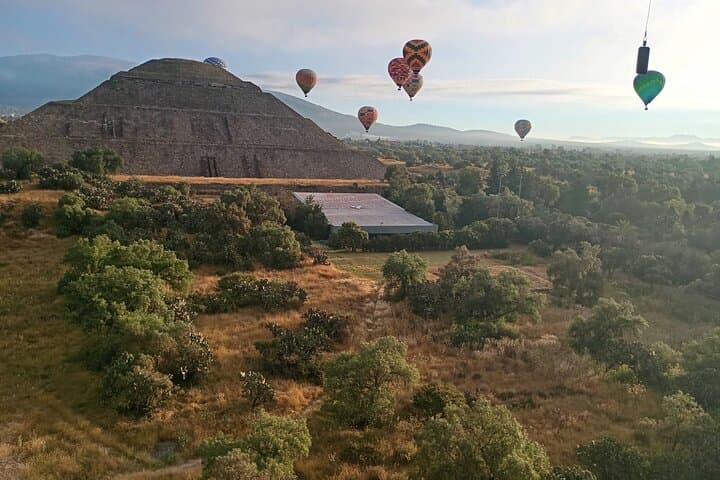 Private Hot Air Balloon Over Teotihuacan Pyramids — Sunrise Couples Experience photo 2