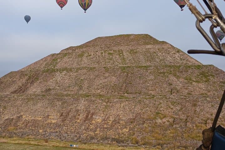 Private Hot Air Balloon Over Teotihuacan Pyramids — Sunrise Couples Experience photo 3