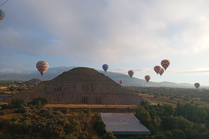 Private Hot Air Balloon Over Teotihuacan Pyramids — Sunrise Couples Experience photo 4