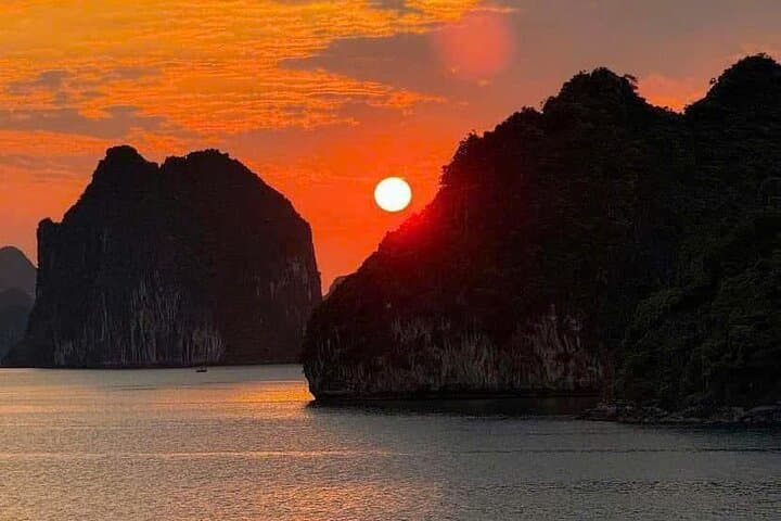 Lan Ha Bay Sunset Cruise from Cat Ba: Kayak, Swim & Floating Village Experience photo 1