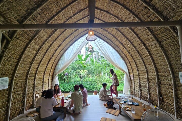 Private Maeklong Railway & Damnoen Saduak Floating Market Day Tour with After the Rain Café photo 2