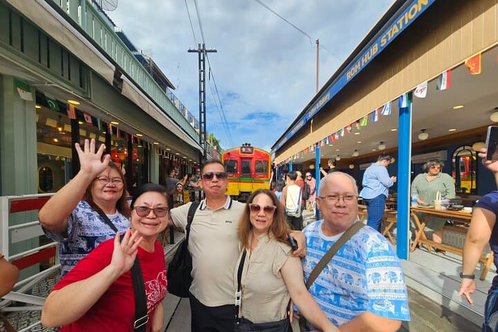 Private Maeklong Railway & Damnoen Saduak Floating Market Day Tour with After the Rain Café photo 5