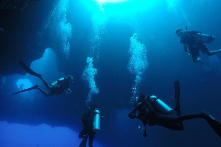 Great Blue Hole Belize: Full-Day Dive Adventure to 130 Feet with Half Moon Caye Lunch