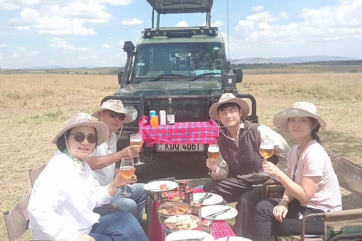 6-Day Private Kenya Safari: Nairobi to Masai Mara, Nakuru, Naivasha & Amboseli