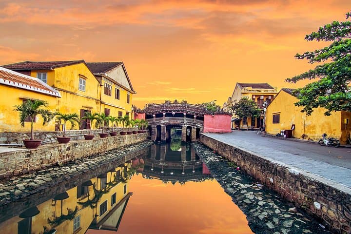 Hoi An Ancient Town Walking & Lantern Boat Tour: Evening Food, History & Lantern Release photo 2
