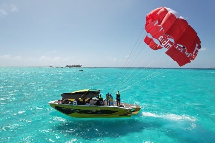 Parasailing Over San Andrés: Soar Above the Seven-Color Sea photo 4