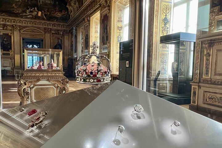 Private Family Louvre Tour for Kids: Interactive Activity Book & Guided Highlights photo 4