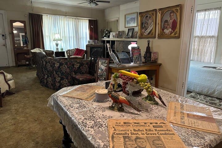 JFK Assassination Tour: Dealey Plaza Walk & Oswald Rooming House Experience photo 2