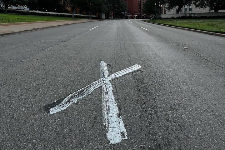 JFK Assassination Tour: Dealey Plaza Walk & Oswald Rooming House Experience photo 5