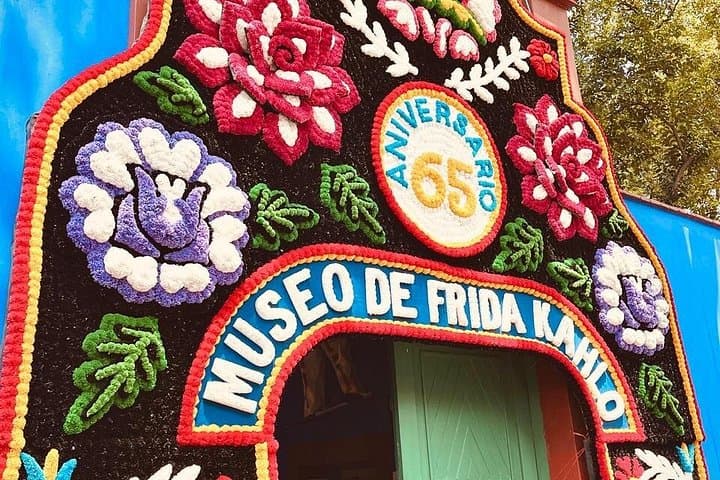 Coyoacán & Xochimilco Trajinera Private Tour — Canals, Culture and Frida’s Neighborhood photo 3