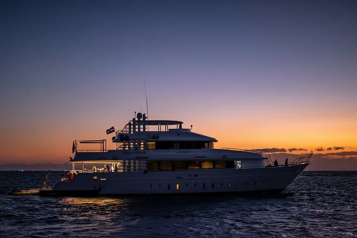 San Andrés White Night Boat Experience: Night Cruise, Dinner & Live Show photo 3