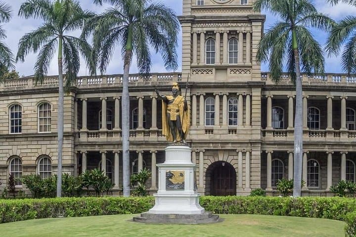 VIP Private Limousine Tour of Oahu: Scenic Sights, North Shore Eats & Historic Stops photo 3