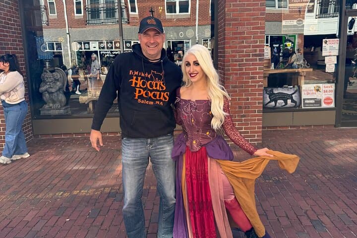 Hocus Pocus Filming Locations Walking Tour in Salem — Movie Ticket Included photo 4
