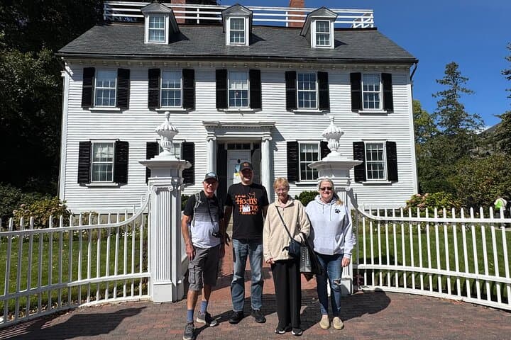 Hocus Pocus Filming Locations Walking Tour in Salem — Movie Ticket Included photo 6
