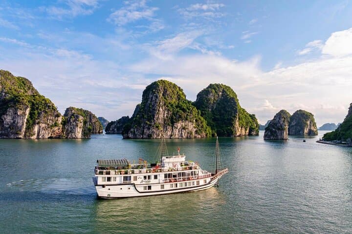 Renea Boutique 2D1N Bai Tu Long Bay Overnight Cruise