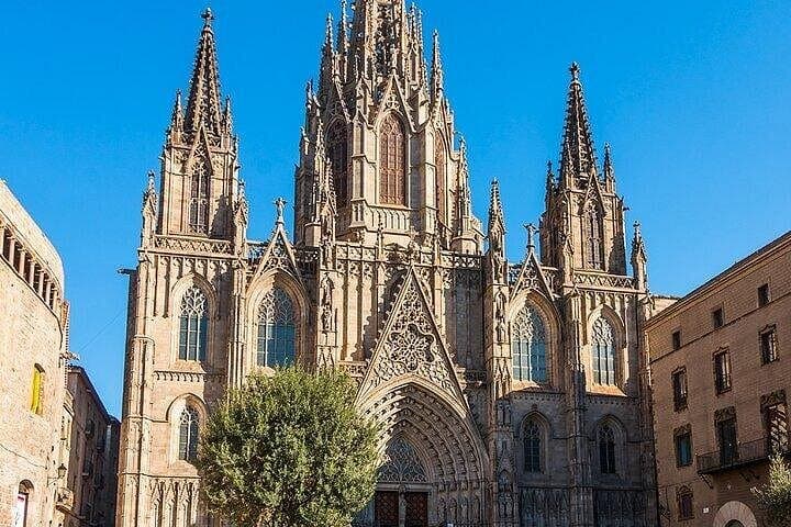 Barcelona City Pass Premium: Sagrada Familia, Park Güell & Top Attractions photo 3
