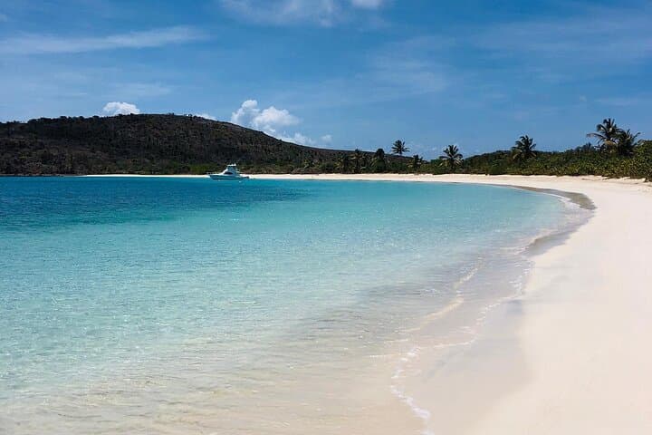 Discover Culebra: 2-Day Private Yacht Tour with Guesthouse Stay